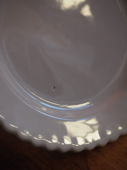 フランス ヌヴェール　白釉薬　花リム　軟質陶器